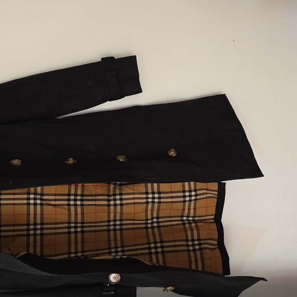 Burberry Black Trench Coat with Iconic Check Lining - Picture 3 of 9